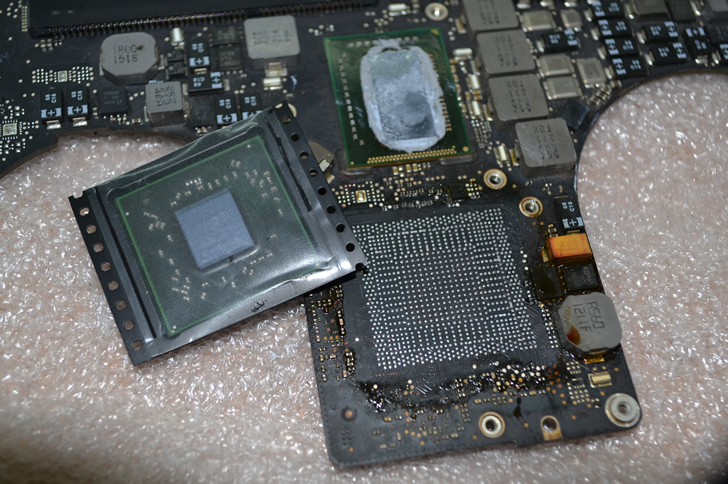 Снятие старой видеокарты HD 6750 MacBook A1286
